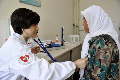 8月24日,来自上海华东医院呼吸内科的李向阳医生在为群众看病.