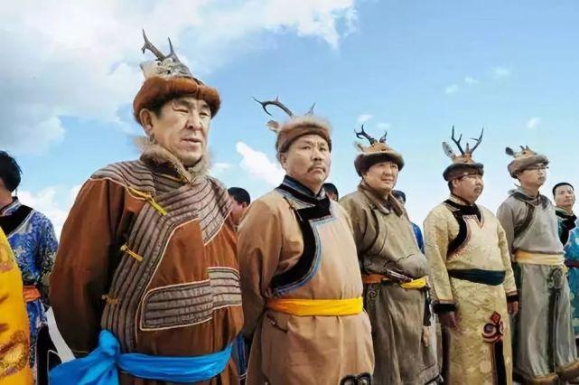 冬天鄂伦春人男女老少都穿宽大右衽皮袍.