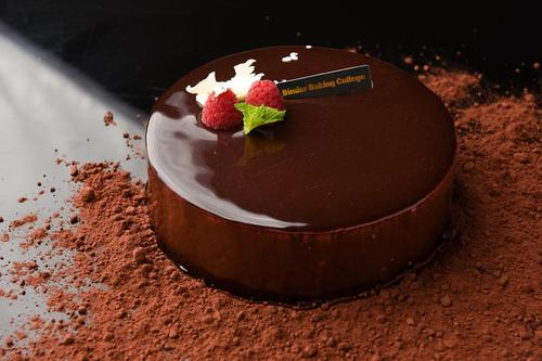 gallon mousse    披上棕色光亮外衣的黑加仑慕斯蛋糕,显得格外绅士