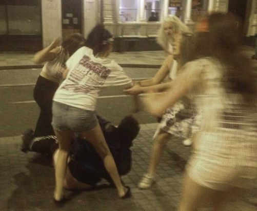英流浪汉乞讨遭醉酒女大学生扒裤群殴(组图)