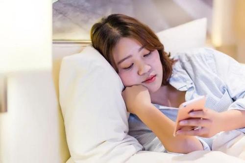 经常躺在床上,侧身玩手机,久而久之,身体会有什么变化?