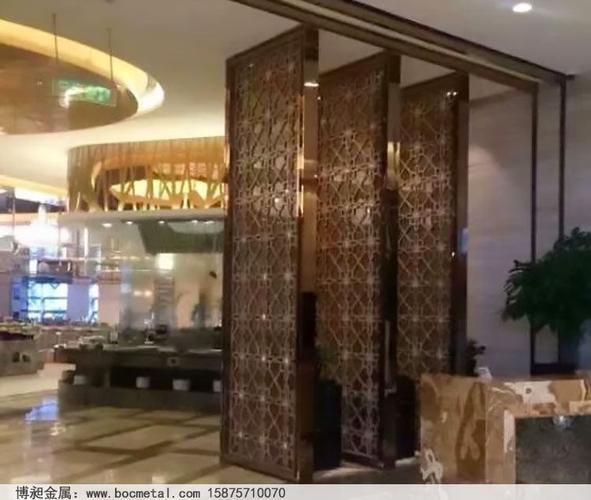 酒店大堂不锈钢屏风镜面钛金花格夹丝玻璃隔断