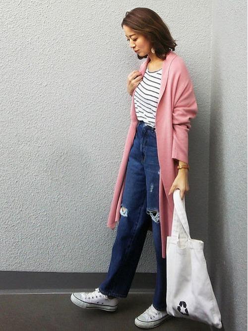日常便装中略带红色的"樱花色"搭配蓝色牛仔裤看起来也不错.
