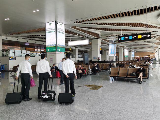 惠州平潭机场旅客吞吐量255万,规模不算小.就是候机厅