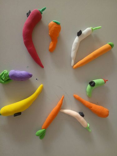 在老师的指导下用超轻粘土自己制作了小辣椒,看看漂亮吧!