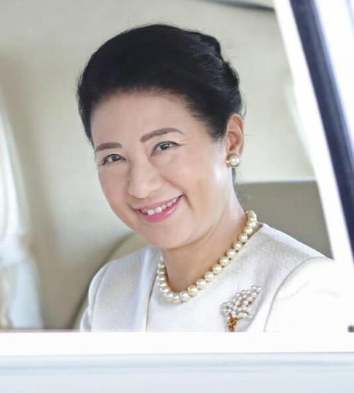 日本雅子皇后这回美了!罕见穿这么粉嫩,纪子妃母女三人气场弱了