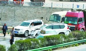 连霍高速北龙口六车连撞交通堵塞