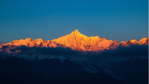 这里有机会看到日照金顶,徒步线路很多,被赞为"世界最美"之山