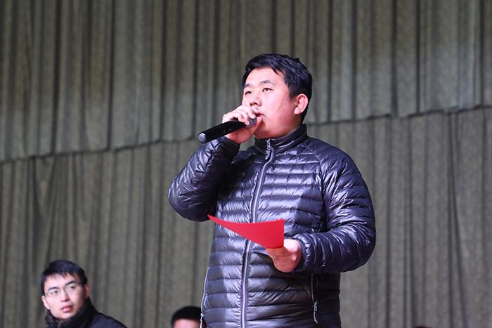 级部主任助理左晓东带来学生进行集体宣誓
