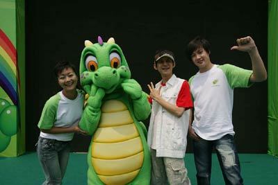 小神龙俱乐部六一举办儿童挑战何炅见面会