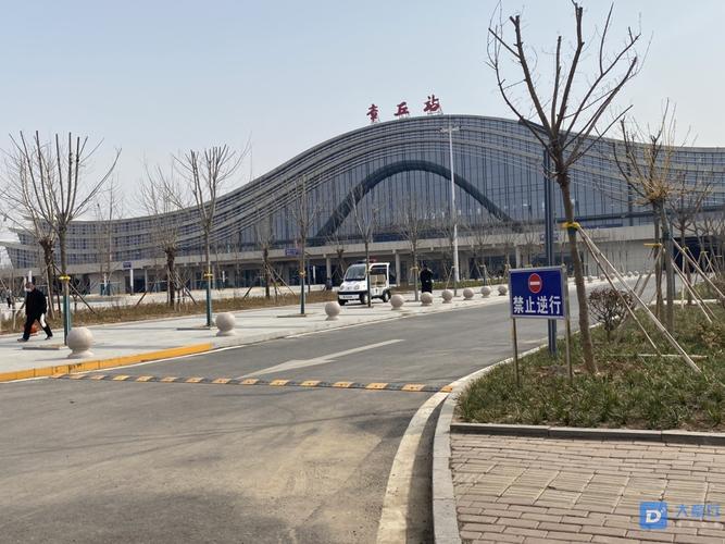 章丘火车站广场有点大啊,巡逻车都用上了!谁还记得以前这里的大台阶?