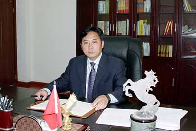 历任眉山中学办公室副主任(98),主任(99),副校长(2000),眉一中校长