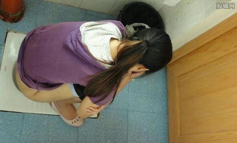 金来彩票:老人公厕偷拍被抓 美女脱光如厕私密部位被偷拍