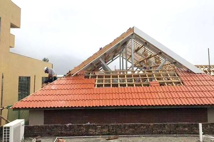 不管是在农村还是城市,能见到很多盖琉璃瓦的房屋,外观很漂亮,然而也