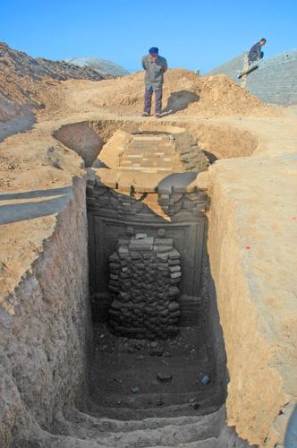 古墓有青砖砌成的墓门和六边型主坟组成,初步被考古人员判定为宋古墓.