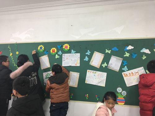 我们将载着个人祝福的蝴蝶贴在黑板报上,教室美美哒,好有成就感!