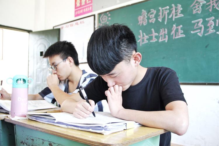 十年寒窗苦读日 只盼金榜题名时