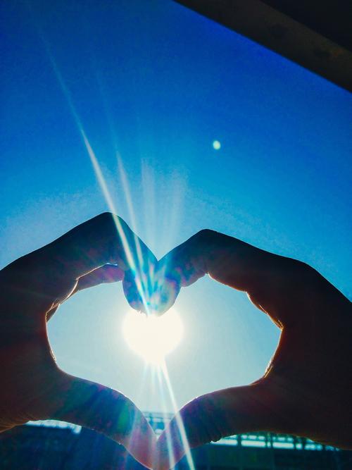 爱情爱心手势比心图