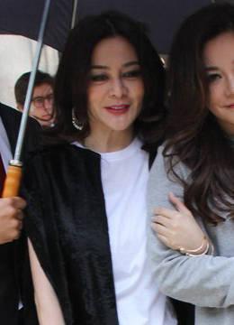 关之琳低调亮相valentino秀 超模杜鹃气质佳