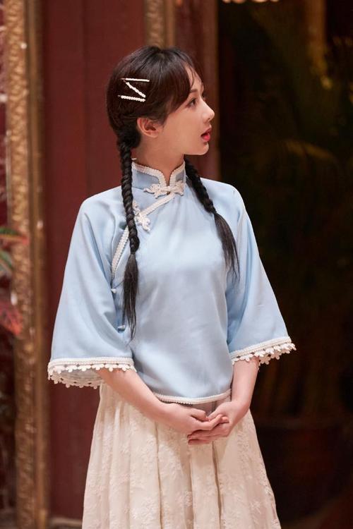《萌探》开播,杨紫穿旗袍上衣扮"民国女学生",又美出圈了