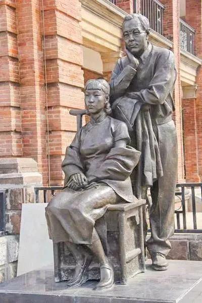 潘赞化与潘玉良的铜像 现代作家萧红曾叹息道:"女性的天空是低的