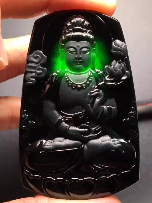 但在透射光下却完全不同,透射光下,墨翠透出绿色,而墨玉则是黑色