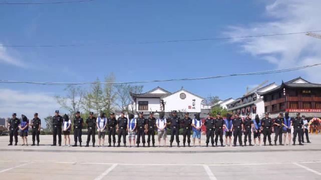 砀山警方抽调近百名警力,武装押解以毛吉富,毛吉顺为首的恶势力犯罪