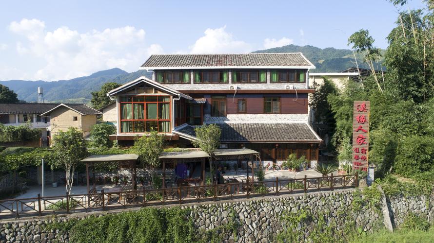 南靖土楼云水谣溪缘人家客栈坐落于云水谣景区内,紧临