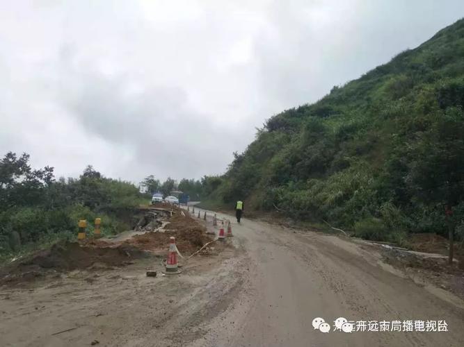 路况提示323国道开远市境内东山坡路段多次多处塌方大货车禁止通行