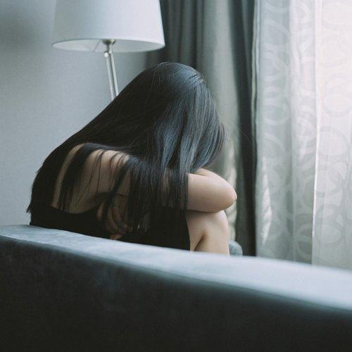 孤独的简约头像女生