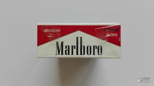 台湾警示图版万宝路(硬红)烟标——二手烟会伤害家人健康