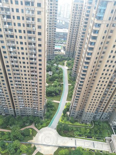 岳阳这么多小区也就天伦国际是有架空层的,休闲设备也是很多的.