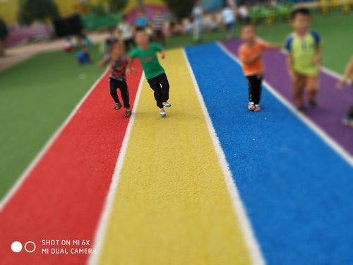 大拇指幼儿园中二班——户外活动《单腿跳》