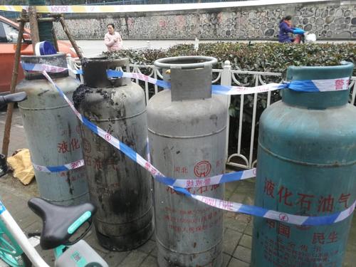 砰的一声响,青阳路一主题餐厅煤气罐爆燃