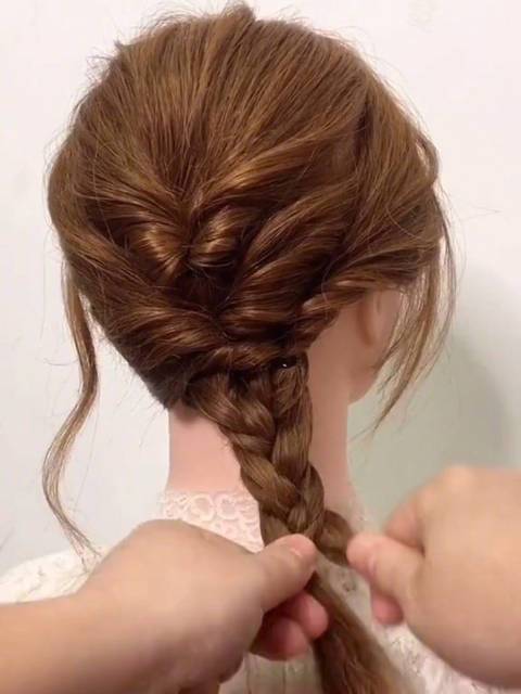 戴帽子要怎么扎头发