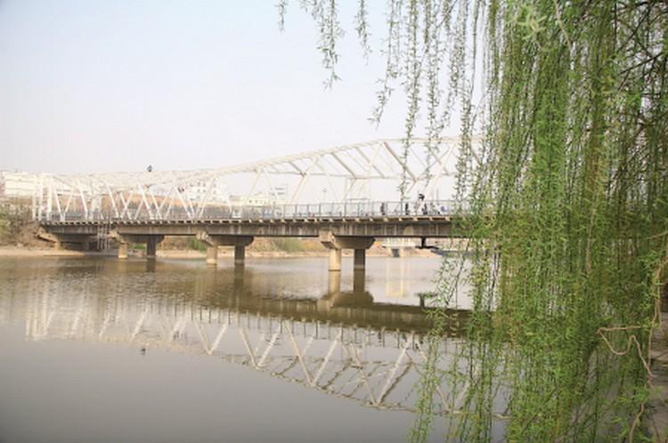 流称浐河向北流去;流经长安区,雁塔区,灞桥区和未央区,在西安浐灞生态
