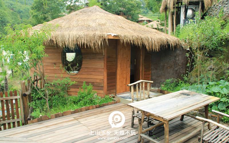 客栈依山而建,主楼除了一楼大堂,二楼便是古典而简约的古典大床房