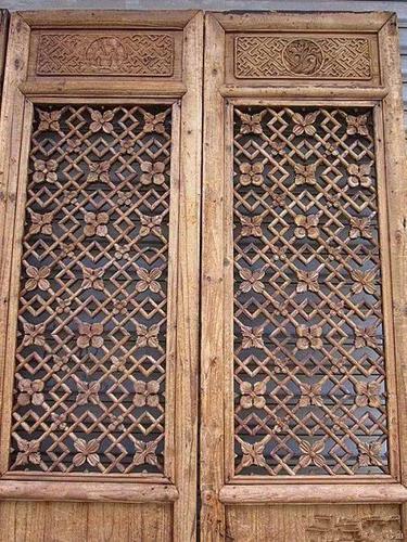 窗棂即格心部分,则以木棂条组成花纹为主要装饰手段,花纹的复杂程度是