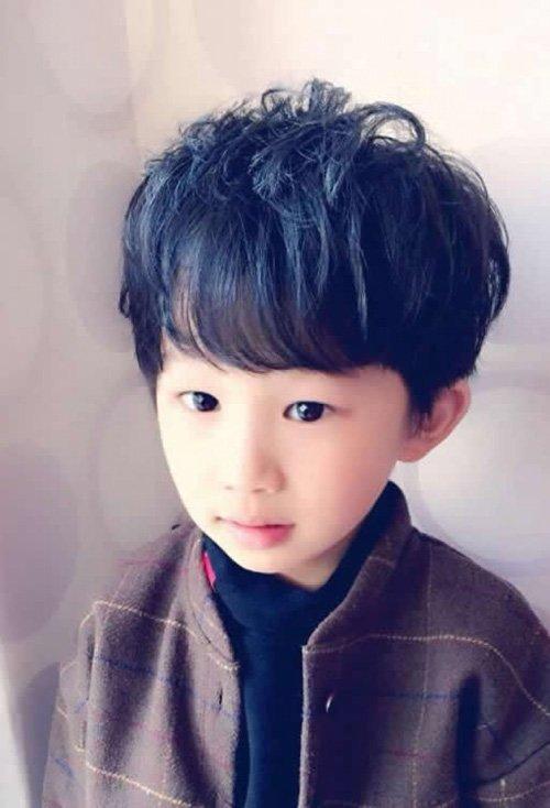 男孩剃短卷头发发型图片 挣脱单调短发的造型