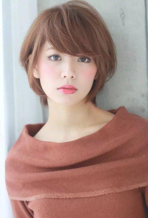 首页 玩发型 短头发 日系温柔款式短头发设计 纯美亮眼的女生卷发图片