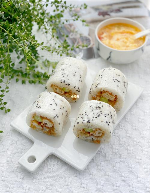 还被称为是上海97早餐的"四大金刚",粢饭团米香浓郁又软糯,吃过一次