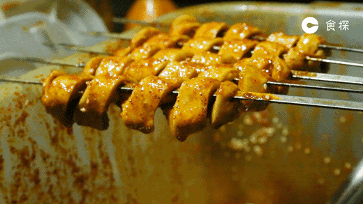 而他家在腌制完后就撒,这便造就了李哥家面筋