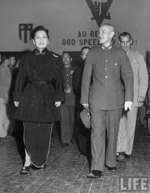 1945年9月,重庆,蒋介石身着戎装在中央电台向全世界宣布中国人民取得