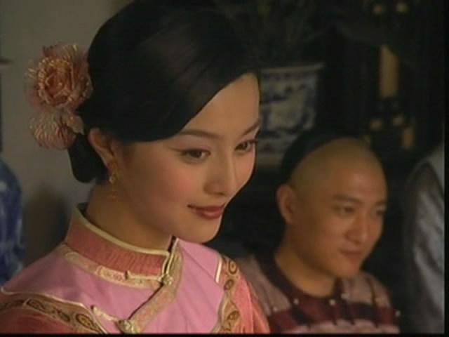 范冰冰在该剧中同时扮演两个性格完全不同的女子,其中还纠缠着