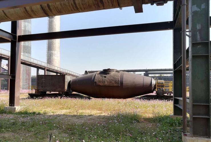 运送铁水的鱼雷罐车,直接把铁水从炼铁炉送到炼钢高炉.