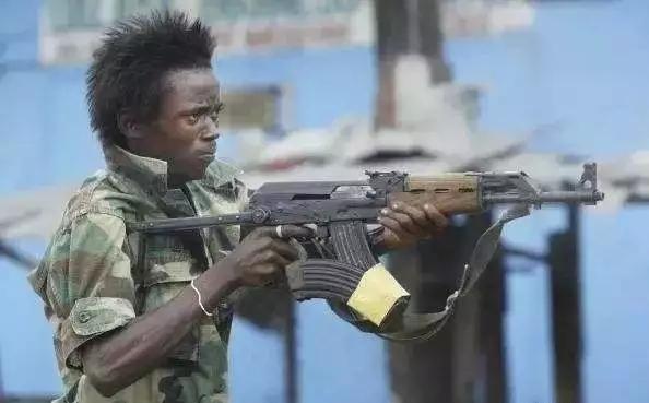 同样是使用ak47,为何非洲人的姿势却如此销魂