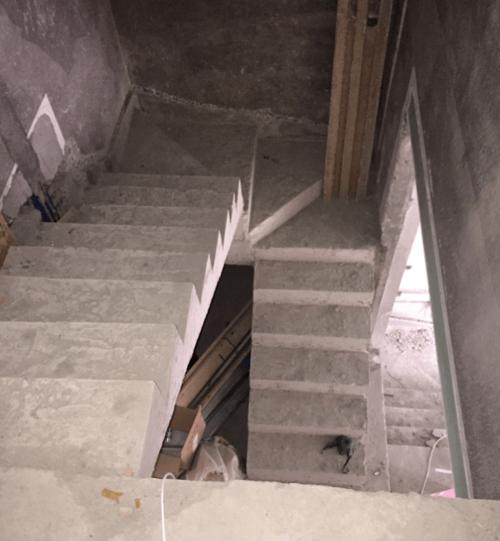 8米左右的平行双跑楼梯而言,上下跑楼梯踩面宽度满足850mm之后,中间