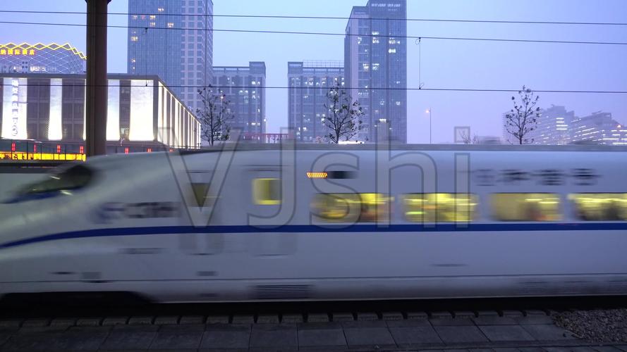 高铁和谐号夜晚出站4k_3840x2160_高清视频素材下载