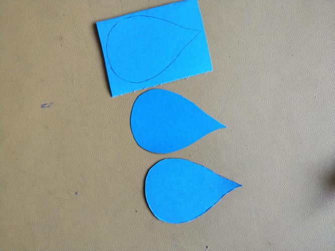 将浅蓝色的卡纸剪好水滴形状的翅膀