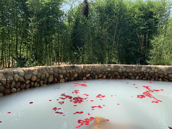 写美篇 宜良东线首家大型庄园式温泉spa,集餐饮,营宿,运动为一体的
